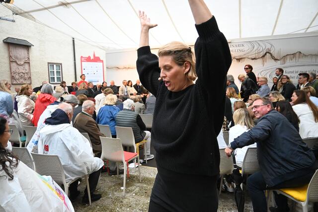 Eine Naturgewalt tobt durch den Burghof: Elena Uhlig | Foto: Martin Schöndorfer, 2022