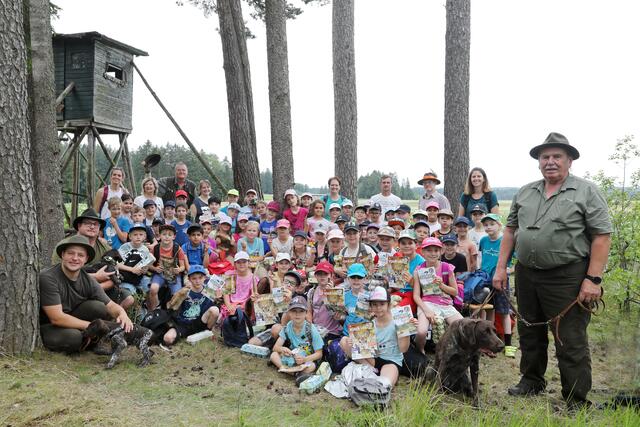 Die Kinder der 2. Klassen mit Doris Kößner, Gabriele Führer, Manuela Diwald, Ulrike Müllner, Nadine Androsch, Christoph Schuh-Wendl, sowie die Jäger Albin Haidl, Michael Sauschlager, Bernhard Mölzer, Bernhard Hauer und Dieter Nagl | Foto: Dieter Nagl