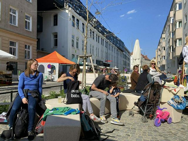 Vor der Kantine wird in der Goldschlagstraße ein Bildschirm aufgestellt.  | Foto: MaVie
