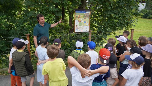 Ortsbauer Hans Berger mit den Zweitklässlern der VS Dorfgastein. Hier geht es "Rund ums Huhn". | Foto: Johannes Brandner