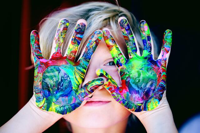Ein buntes Programm wartet auf die Kinder in den Ferienewochen in Hernals. | Foto: pexels/Sharon McCutcheon