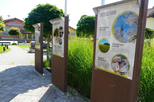 Beim Lebensgarten in Schleedorf: Schautafeln beinhalten wissenswerte Informationen über den Ort. | Foto: Emanuel Hasenauer