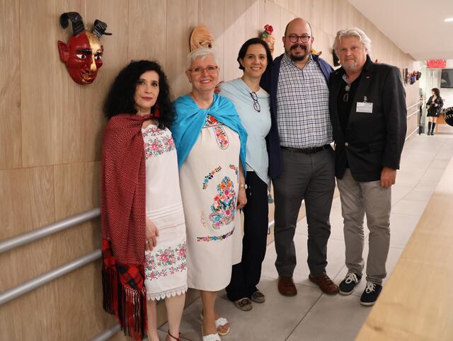 Sonia Siblik, Danka Pastekova, Erika Schinnerl, Primer Sekretär und Kultur Attaché Eduardo Uribe, Galerist Robert "Viktor" Nemecek  | Foto: Sonia Siblik 