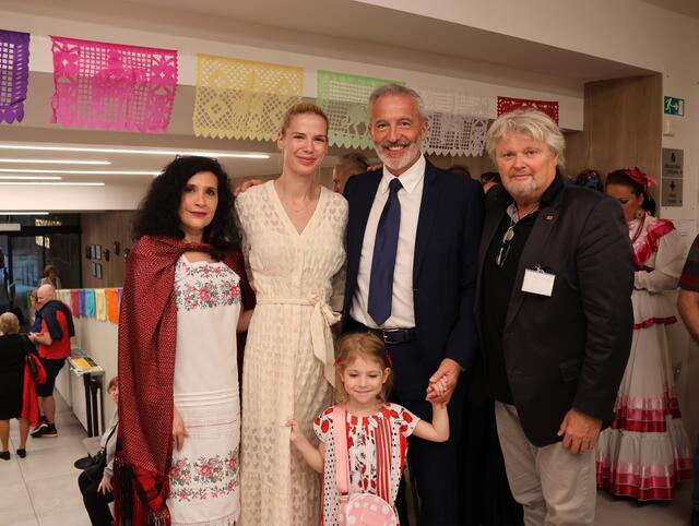 Sonia Siblik, die Familie der Honorar Konsul von Mexiko in der Slowakei Václav Mika und Galerist Robert "Viktor" Nemecek | Foto: Sonia Siblik 