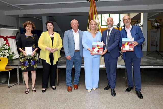 Amtsfrau Erika Siebler, Vizebürgermeisterin Martina Kettner, Vizebürgermeister Matthias Doser, Landesrätin Daniela Winkler, Bürgermeister Hannes Schmid und Sepp Gmasz (Autor der neuen Ortschronik) | Foto: Christina Haller