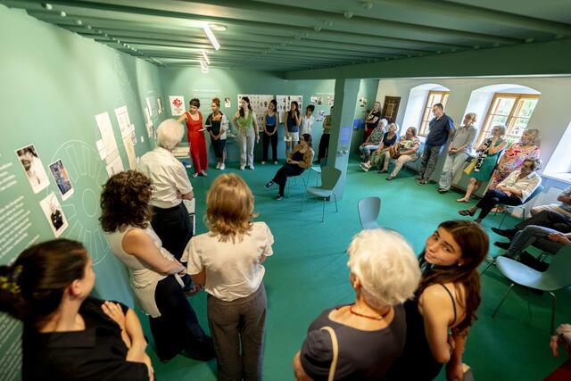 Im „Green Cube“ soll die volle Aufmerksamkeit auf die ausgestellten Objekte und den Dialog mit dem Publikum gerichtet sein. | Foto: Andreas Stroh