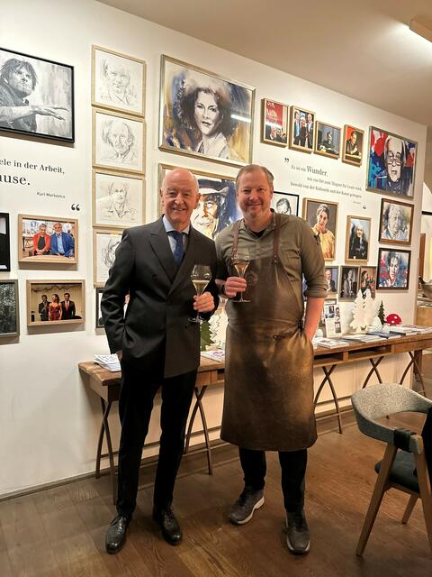 Ein Prosit auf die Jubiläen: 25 Jahre Gollinger Festspiele und 15 Jahre RegionalMedien Austria. Im Bild (v.l.): Hermann und Andreas Döllerer  | Foto: Festspiele Golling