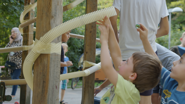 Aus riesigen Schläuchen und Rohren werden Kugelbahnen gebaut. | Foto: ZOOM Kindermuseum/Klemens Koscher