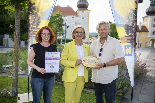 Auszeichnung für Brucker Harrachpark: Marlene Weintritt, Landeshauptfrau Johanna Mikl-Leitner und Vizebürgermeister Roman Brunnthaler (vlnr)  | Foto: „Natur im Garten“ / R. Herbst: