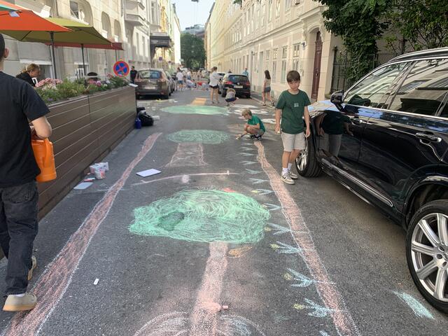 Die Schülerinnen und Schüler malten viele Bäume und Blumen auf die Fahrbahn der Mühlgasse.  | Foto: Raum fair teilen