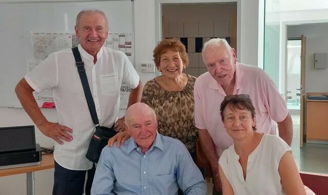 Herzlicher Empfang in der Gemeinde: Hans Schütz, Johann Soffried (sitzend), Elena und Herbert Mayer und Sonja Schwentenwein (sitzend). | Foto: Schwentenwein/Mayer