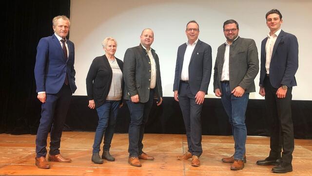 Das derzeitige Team der ÖVP Leibnitz mit Berndt Hamböck an der Spitze (4.v.l.) im Gemeinderat. Waltraud Roßmann war für Berndt Hamböck stets eine große Stütze. Sie verstarb nach schwerer Krankheit am 19. März 2024. Waltraud Roßmann folgte Max Gröbner in den Gemeinderat nach. | Foto: ÖVP