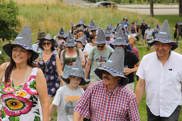 Am Weg zum Gipfelkreuz erhielten die Teilnehmer einen Schwechater "Seppl Hut". | Foto: Stadtgemeinde Schwechat