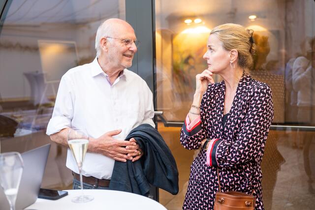 Der Museumsdoyen Erich Urbanek, ein Zeitzeuge von Oskar Anrather, im Gespräch mit der Leiterin der Leica Galerien, Karin Rehn-Kaufmann. | Foto: Marc Stickler, 2022