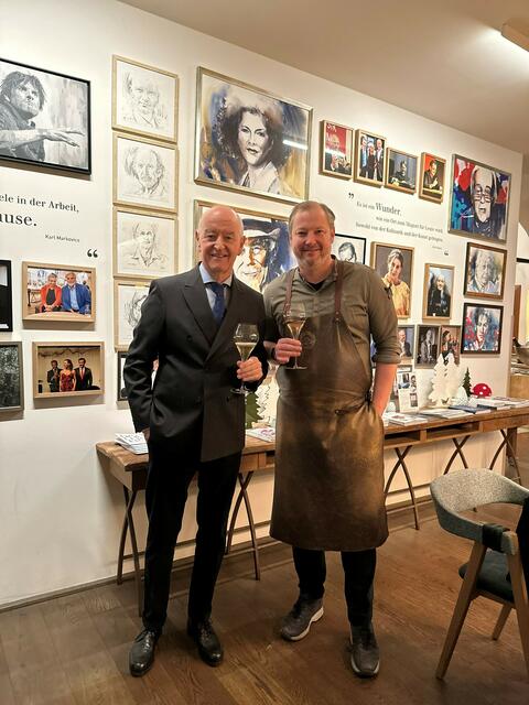 Ein Prosit auf die Jubiläen: 25 Jahre Gollinger Festspiele und 15 Jahre RegionalMedien Austria. Im Bild (v.l.): Hermann und Andreas Döllerer  | Foto: Festspiele Golling