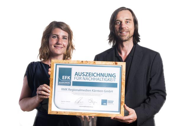 Kathrin Gindl überreichte RegionalMedien-Kärnten-Chefredateur Stephan Fugger die Auszeichnung. | Foto: Kayjansen.com