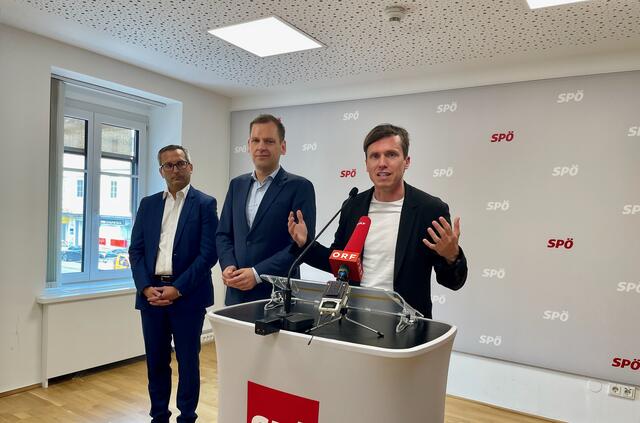 Der designierte Vizebürgermeister Ronald "Ron" Rabitsch mit SPÖ-Klagenfurt-Chef Philip Kucher (M.) und Stadtrat Franz Petritz | Foto: MeinBezirk.at