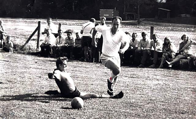 Das Bild aus den 1970er-Jahren zeigt den Fußballspieler Franz Konrad alias "Joli" bei einem Spiel des ATSV Schneegattern. | Foto: Konrad
