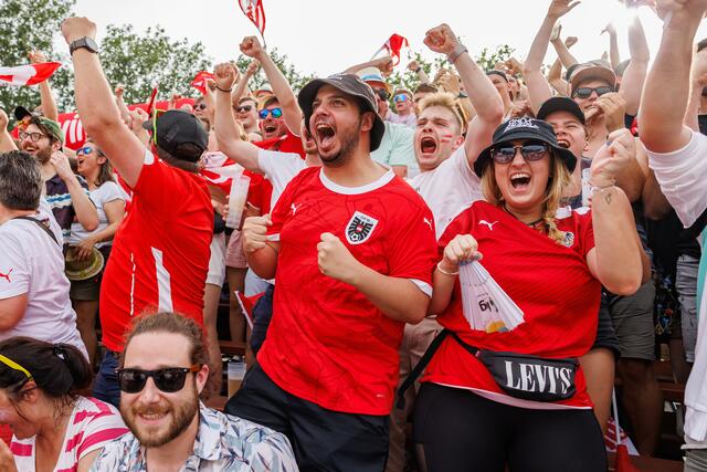 Über das Wetter können die Österreich-Fans schonmal jubeln. | Foto: FLORIAN WIESER / APA / picturedesk.com 