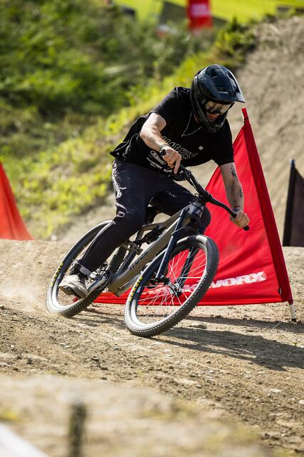 Bernd Winkler aus Schölbing raste beim beim Mountainbike-Freestyle-Festival Crankworx in Innsbruck in der Disziplin „Speed &amp; Style“ zum Sieg. | Foto: Boris Bayer