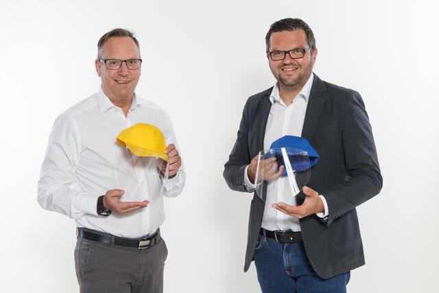 Im Wahlkampf 2020 haben Gerald Hofer (damals noch Vizebürgermeister) und Berndt Hamböck Schutzvisiere für Volksschulkinder organisiert. Jetzt wird beide Kandidaten ÖVP-intern massiv kritisiert. | Foto: Arthur Mallaschitz