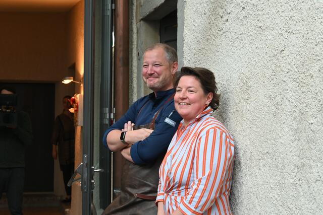 Die kulinarischen Gastgeber der Gollinger Festspiele: Andreas und Christl Döllerer. Sie sorgen mit ihrem Team für die lukullischen Höhepunkte der K und K Festspiele. | Foto: Martin Schöndorfer, 2022