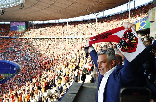Auch Bundeskanzler Karl Nehammer feierte den historischen Sieg der ÖFB-Nationalmannschaft. | Foto: GEORG HOCHMUTH / APA / picturedesk.com 
