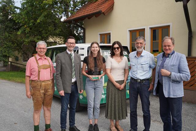 LAbg. Erwin Dirnberger, Bgm. Georg Preßler und ÖVP-Bezirksgeschäftsführer Christian Hiebler mit der Familie Greinix | Foto: STVP