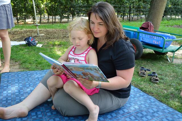 Mit der kostenlosen Aktion "Lesen im Park" soll Kindern der Spaß am Lesen vermittelt als auch Berührungsängste genommen werden. | Foto: Peter Ehrenberger