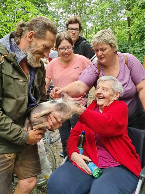 Der Falknermeister Mario Aigner ist auch geübt im Umgang mit Minischweinen, was Mario
Aigner, Mitarbeiterin Alltagsbegleitung und Ehrenamt Larissa Gschier, Zivildiener Mark Zeinlinger, Abteilungshilfe Natascha Treitl und Bewohnerin Inge Hutter (v.l.) sichtlich erheiterte. | Foto: PBZ Stockerau