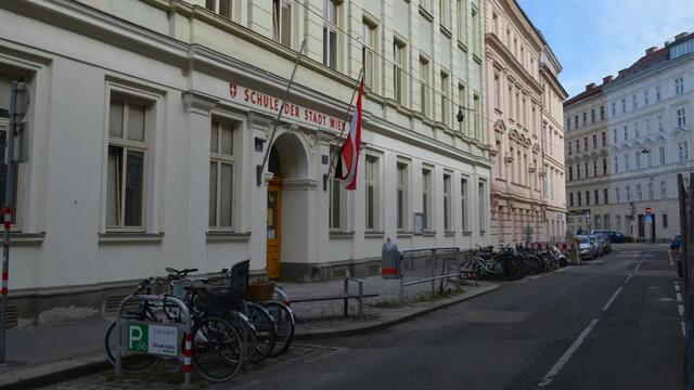 Der Vorplatz der VS Hahngasse soll deutlich größer werden. | Foto: wien.gv