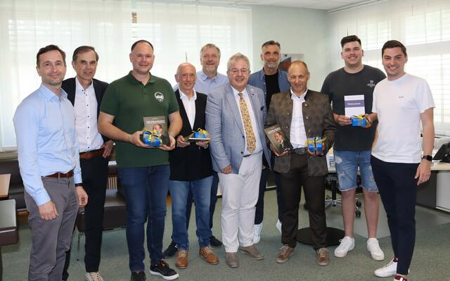 Vizebürgermeister Michael Baumgartner, Stadtamtsleiter Hubert Madrian, Stefan Schönfelder, Klaus Bäumel, Gemeinderat Robert Dolzer, Bürgermeister Walter Zemrosser, Gemeinderat Gernold Kloiber, Werner Müller, Christopher Dolzer und Sport-Stadtrat Philipp Strutz | Foto: Stadtgemeinde Althofen
