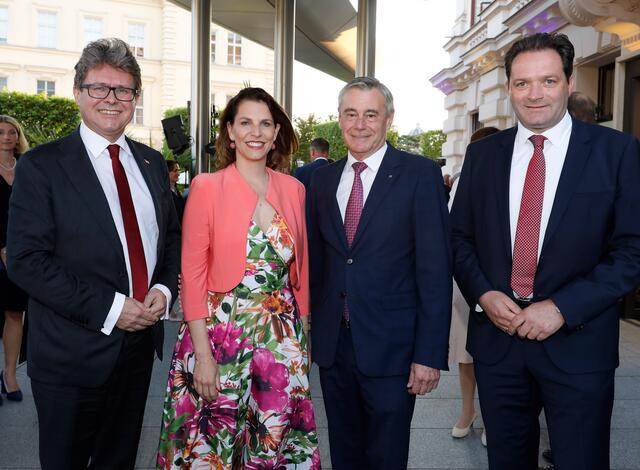 Von links: Bildungsminister Martin Polaschek, Bundesministerin für Europa und Verfassung Karoline Edtstadler, RLB OÖ-Generaldirektor Heinrich Schaller, Landwirtschaftsminister Norbert Totschnig | Foto: RLB OÖ