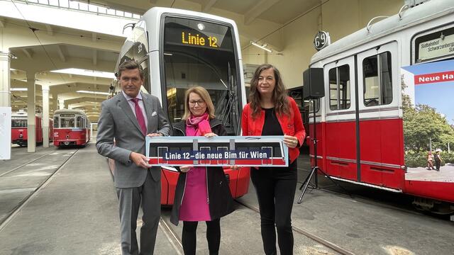 2023 wurden die Pläne der neuen Straßenbahnlinie 12 präsentiert (v.l.): Öffi-Stadtrat Peter Hanke, Geschäftsführerin der Wiener Linien, Alexandra Reinagl und Mobilitäts- und Planungsstadträtin Ulli Sima. | Foto: Kathrin Klemm