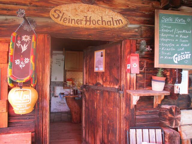 Urig und ein gemütlicher Platz für eine
gute Alm Jause und vielleicht einem 
Zirben-Schnapserl. Prost🥂