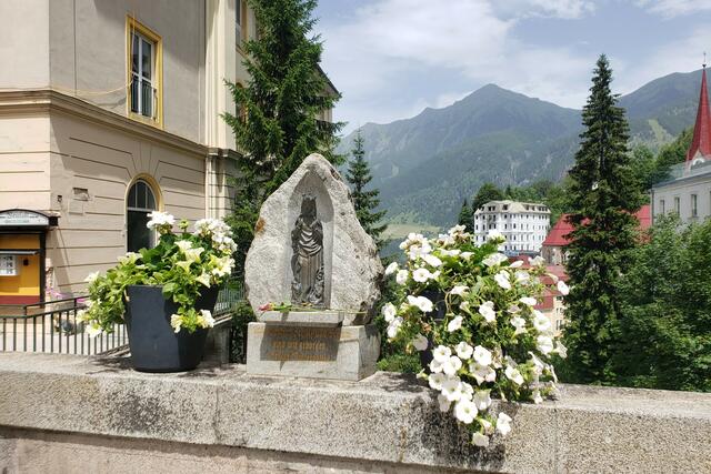 Beschützt 
Unterhalb der tosende Wasserfall, der mitten durch den Ort fließt.