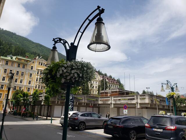 Schönen Blumenschmück sieht man im ganzen Ort.