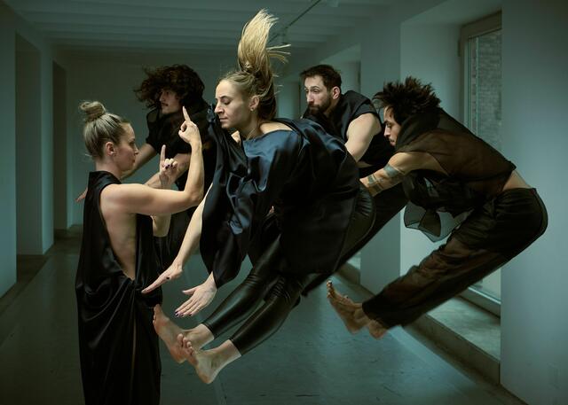 Silke Grabinger würdigt Anton Bruckner zu seinem 200. Geburtstag mit ihrer Choreografie "I Anton".  | Foto: Meinrad Hofer