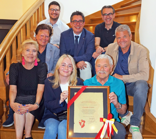 Jacqueline und Rudolf Schober (vorne) mit Vizebürgermeisterin Angelika Hinteregger, Vizebürgermeister Willi Koch, Stadtrat Lukas Gradnitzer, Stadtrat Christoph Staudacher, Gemeinderat Roland Mathiesl und Bürgermeister Gerhard Köfer (von links) | Foto: eggspress