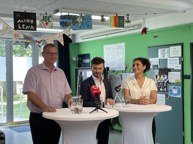 (v.l.n.r.) Bezirksvorsteher Georg Papai (SPÖ), Koordinator für Psychiatrie-, Sucht- und Drogenfragen, Ewald Lochner und die Leiterin des Vereins Wiener Jugendzentren, Manuela Smertnik stellen das Projekt vor und berichten von ersten Erfahrungen. | Foto: Katharina Nieschalk