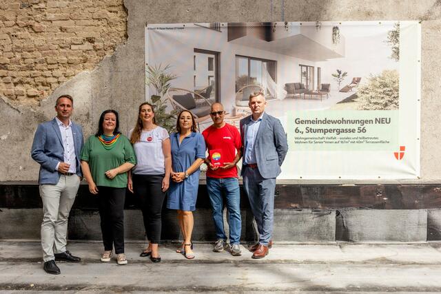V.l.: Aramis Glück (Fachbereichsleiter Baumanagement, Wiener Wohnen), GRin Nicole Berger-Krotsch, Julia Doppler (Fachbereich Sozial, Volkshilfe Wien), Bezirksvorsteher-Stv.in Julia Lessacher, Senol Grasl-Akkilic (Leiter Büro Diversität, Volkshilfe Wien), Johannes Pritz (Vizedirektor Wiener Wohnen) | Foto: Volkshilfe Wien/johnkcay.com