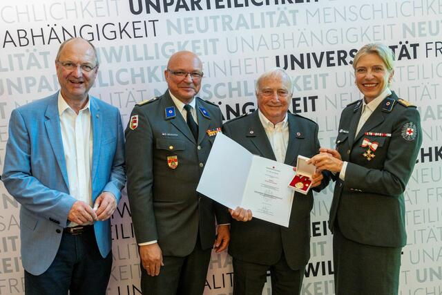 Peter Bachmaier (3. v.l.) aus Mauterndorf erhielt für mehr als 125 Blutspenden das Goldene Verdienstmedaille mit silbernem Lorbeerkranz. LAbg. Karl Zallinger, Bert Neuhofer (Rotkreuz-Vizepräsident) und Sabine Tischler (Leiterin des Blutspendedienstes und Landesgeschäftsführerin des Roten Kreuzes) gratulierten.
 | Foto: (c) Rotes Kreuz Salzburg / wildbild