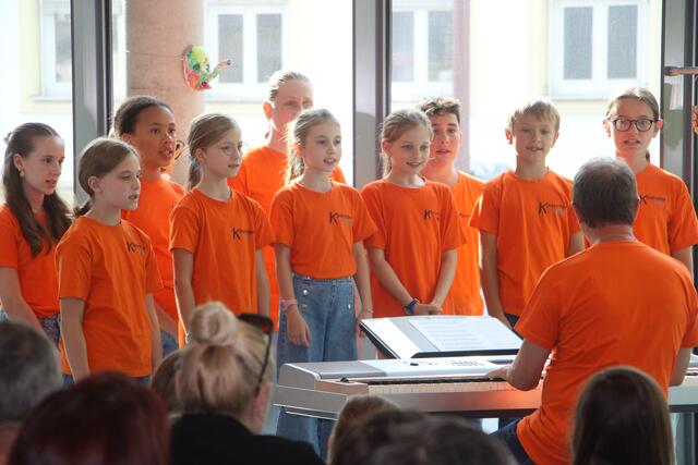 Der Kinderchor Weiz hat die musikalische Komponente bei der Vernissage übernommen. | Foto: MeinBezirk/Hofmüller