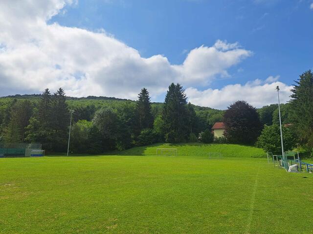 Der Fußballplatz in Mauerbach wird von einem Platzwart in Schuss gehalten. | Foto: Anna Jelincic