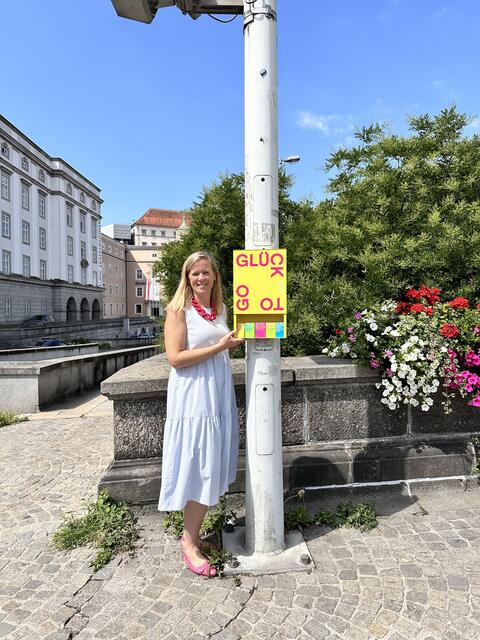 Marie-Louise Schnurpfeil, Geschäftsführerin des Linz Tourismus, mit den Glückskästen, die im Brucknerjahr mit netten Worten bezaubern.  | Foto: Linz Tourismus