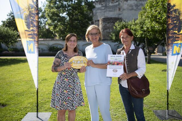 Landeshauptfrau Johanna Mikl-Leitner mit Gemeinderätin Renate Matous und Christina Engelhart (Wirtschaftshof) von Mautern an der Donau. | Foto: Natur im Garten / R. Herbst