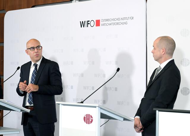 WIFO-Chef Gabriel Felbermayr und IHS-Chef Holger Bonin forderten angesichts des erhöhten Defizits Sparmaßnahmen von der Regierung. | Foto:  ROLAND SCHLAGER / APA / picturedesk.com