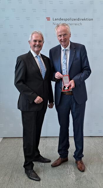 Hannes Ottendorfer war Bürgermeister der Marktgemeinde Aggsbach und Mitarbeiter der Polizeiinspektion Spitz/Donau. Landtagspräsidenten Karl Wilfing (links) bei der Übergabe des Verdienstzeichens. | Foto: zVg
