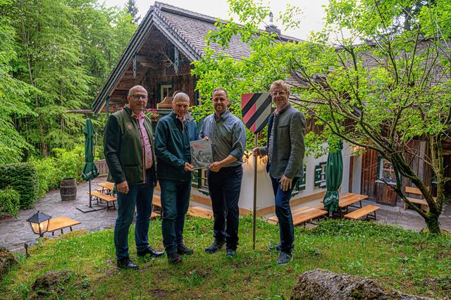 Von links: Kurt Schoosleitner, Josef Schöchl, Christoph Iglhauser und Johann Grubinger vor dem Forsthaus Wartenfels. | Foto: E. Schimak