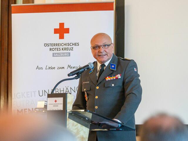 Rotkreuz-Vizepräsident Bert Neuhofer hob in seiner Begrüßung die Wichtigkeit der Blutspende hervor. | Foto: (c) Rotes Kreuz Salzburg / wildbild